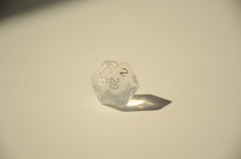 Кубик D20 прозорий – Білий