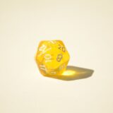 Кубик D20 прозорий – Медовий Кубик D20 прозорий – Медовий купити