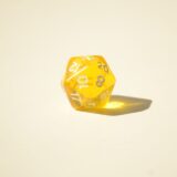 Кубик D20 прозорий – Медовий