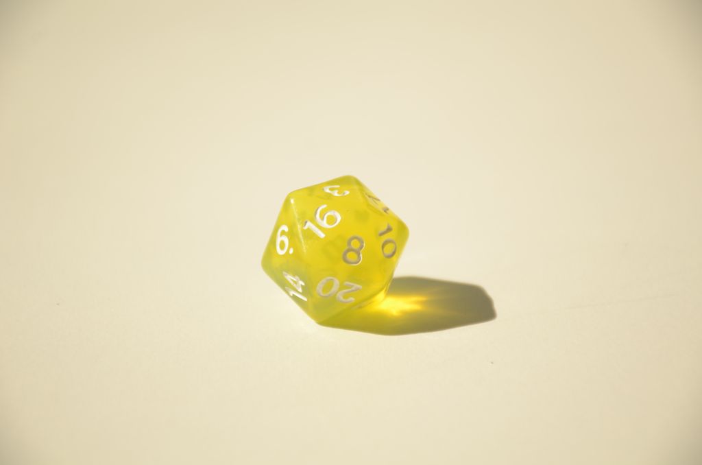 Кубик D20 прозорий – Лимонний